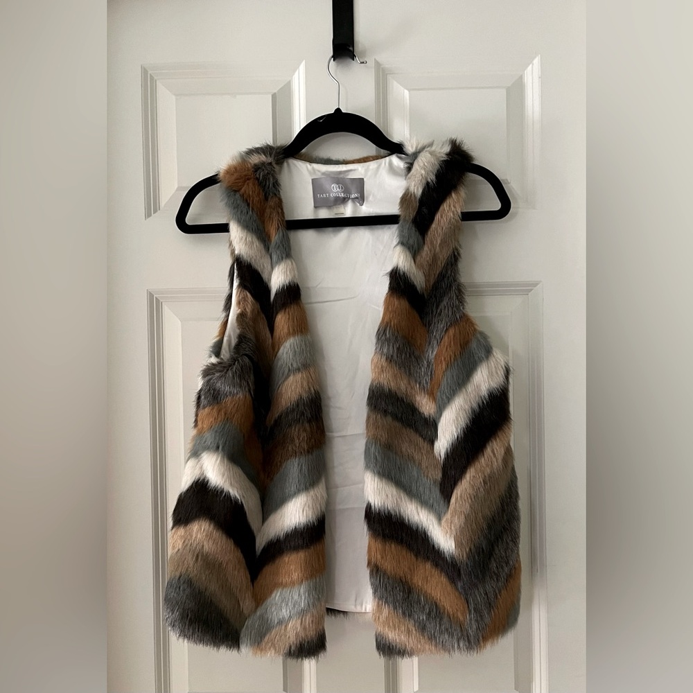 Women Tart Collections Faux Fur neutral tones, chevron pattern lined vest small